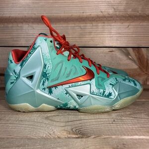 Youth 7Y / Women’s 8.5 Nike Lebron 11 GS “Christmas” Basketball Shoes 621712-301